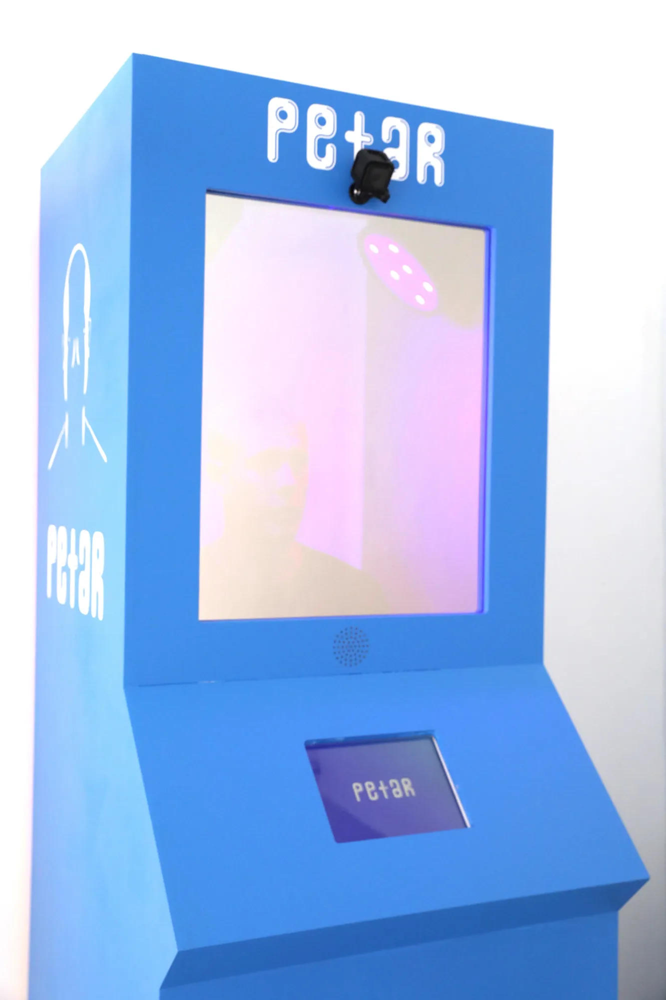 PETAR's console features two screens, with questions below and PETAR's conversational interface above. Or is the top one just a two-way mirror?
